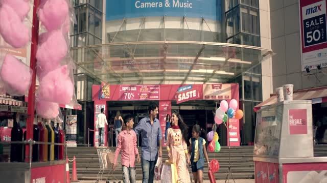 Moviesda.Mobi - Konjam Kadhal Konjam Modhal 2025 Original 1080p HD (2.4 GB).mp4